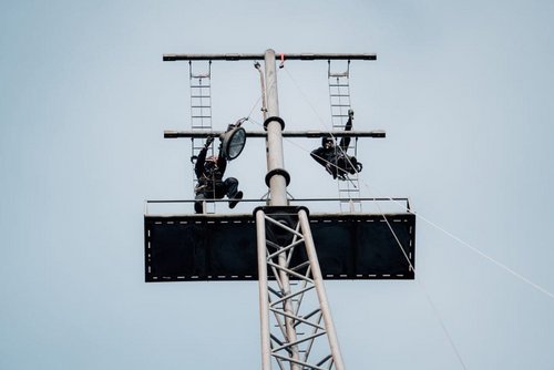 Lichtmasten oude Cambuur Stadion voor een deel ontmanteld